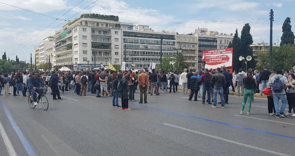 Ένταση στη συγκέντρωση εργαζομένων στον Επισιτισμό – Τουρισμό έξω απ’ το υπ. Εργασίας