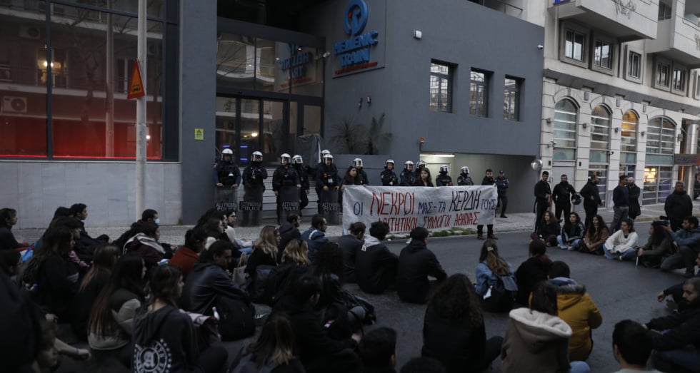 Με χημικά πήγαν να σταματήσουν τη μαζική διαμαρτυρία για το έγκλημα στα Τέμπη