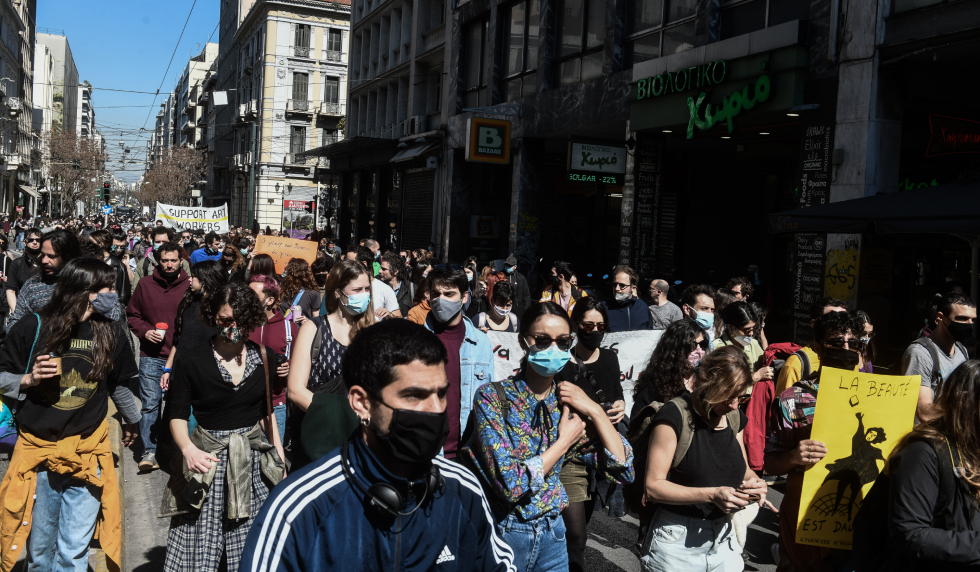 Πανκαλλιτεχνική πορεία από το υπ. Πολιτισμού στο Εργασίας για συλλογικές συμβάσεις