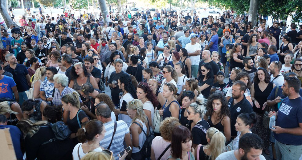 Εκαψαν τις μάσκες στα Χανιά – Συγκεντρώσεις σε Ηράκλειο και Ρέθυμνο