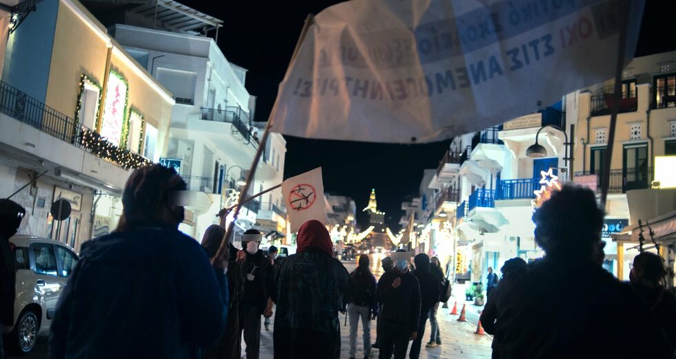 Πειρατική απόβαση ανεμογεννητριών στην Τήνο
