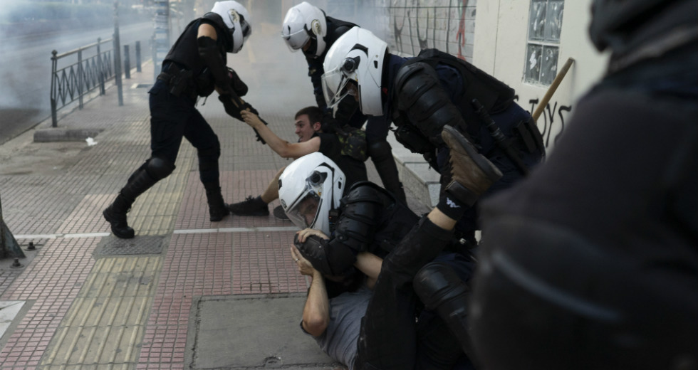 «Φυτεύουν» μολότοφ σε διαδηλωτή;