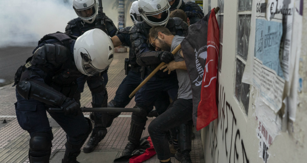 «Φυτεύουν» μολότοφ σε διαδηλωτή;