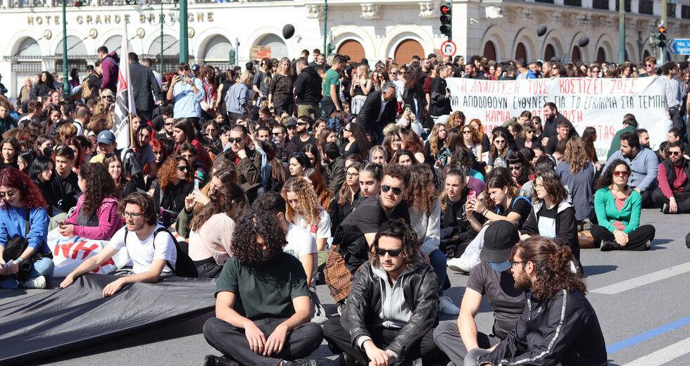 «Στείλε όταν φτάσεις, δεν έφτασες ποτέ, εκδίκηση θα πάρουμε για σένανε μικρέ»