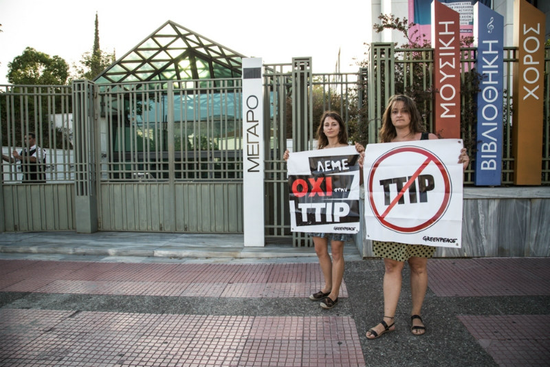 Παρέμβαση της Greenpeace στη Γ.Σ. του ΣΕΒ ενάντια στις TTIP και CETA