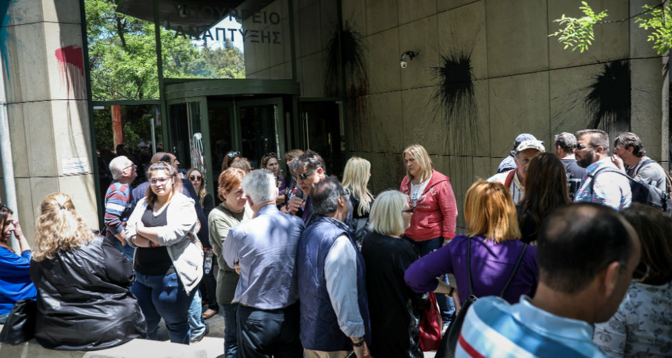 Διαμαρτυρία πυρόπληκτων στο υπουργείο Περιβάλλοντος