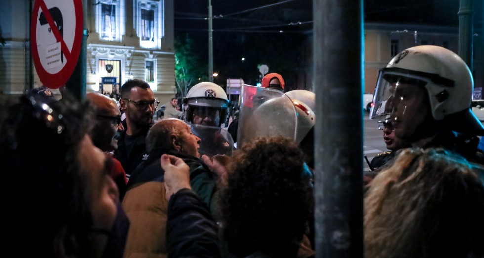 Εμπόδισαν τις διαμαρτυρίες για να μη χαλάσουν το «ιδιωτικό πάρτι» του Μητσοτάκη