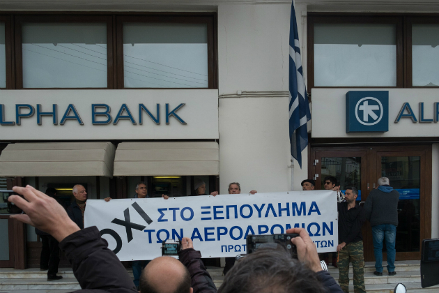 Διαμαρτυρία στην Alpha Bank για το αεροδρόμιο Χανίων