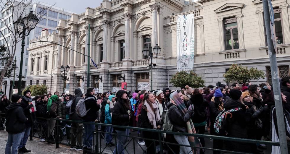 Ανθρώπινη αλυσίδα έξω απ’ το Εθνικό Θέατρο