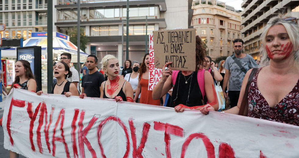 Επικοινωνιακές πιρουέτες «γαλάζιων» στελεχών για τις γυναικοκτονίες