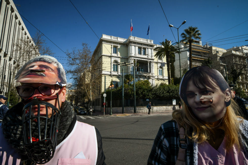 Διαμαρτυρία της ΠΟΕΔΗΝ με… σουβλάκια έξω από τη Βουλή