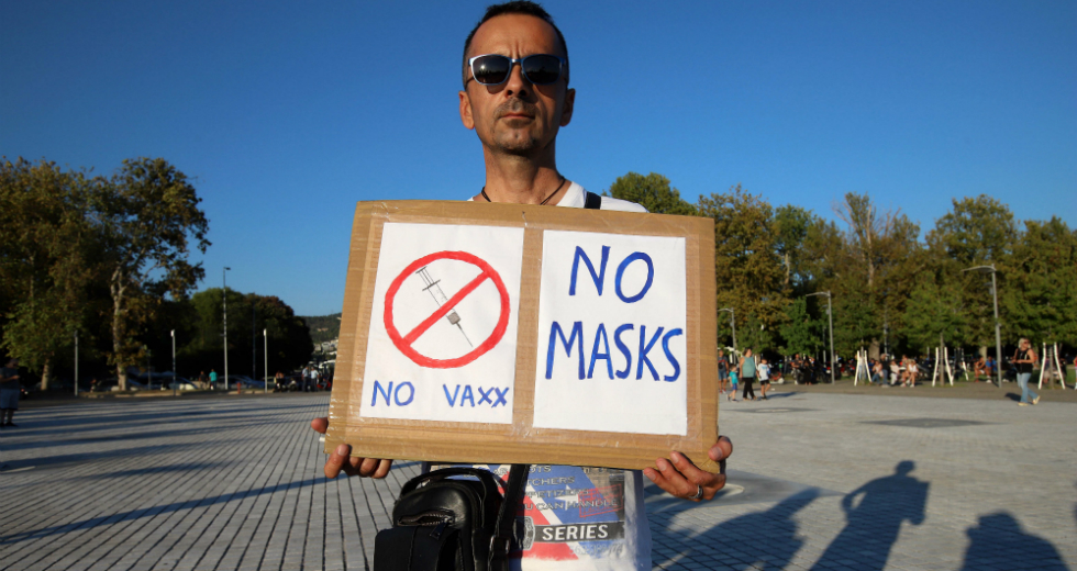 Γονείς χωρίς… μάσκα, συγκεντρώσεις και η αστυνομία θεατής