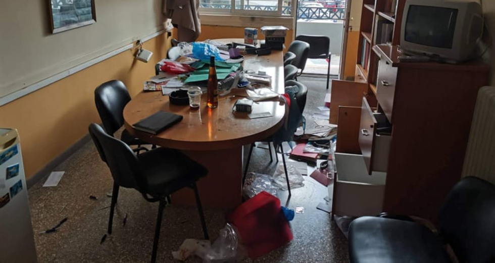 Διέρρηξαν το Εργατικό Κέντρο Χανίων, εκτεταμένες ζημιές