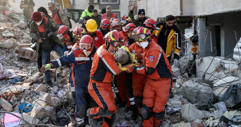 Σβήνουν οι ελπίδες στα συντρίμμια, πάνω από 33.000 τα θύματα του σεισμού