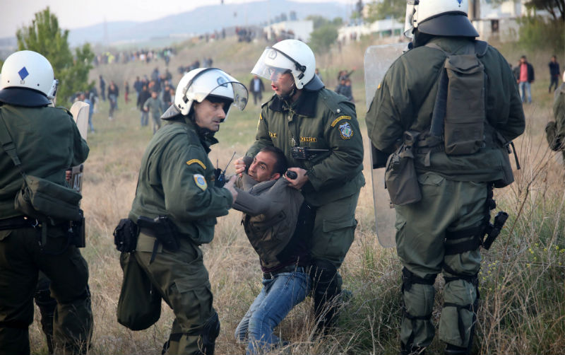 Εκατοντάδες πρόσφυγες στα Διαβατά θέλουν να περάσουν τα σύνορα