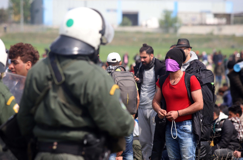 Παραμένει η ένταση στα Διαβατά, αποκλιμάκωση στον σταθμό Λαρίσης