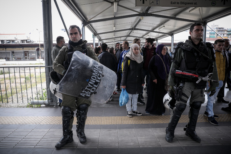 Παραμένει η ένταση στα Διαβατά, αποκλιμάκωση στον σταθμό Λαρίσης