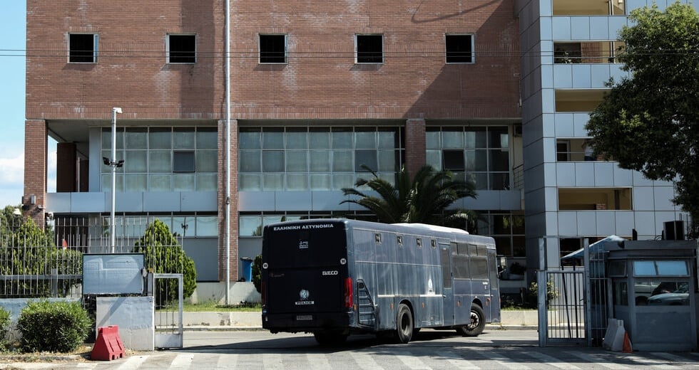Κατήγγειλε ξυλοδαρμό, πήγαν να τον απελάσουν