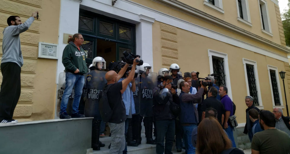 Τον συνέλαβαν ξημερώματα έξω από το σπίτι του για τα γεγονότα στην ΑΣΟΕΕ