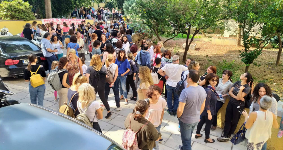 Διαμαρτυρία στα Δικαστήρια Χανίων για την επίθεση σε δασκάλα