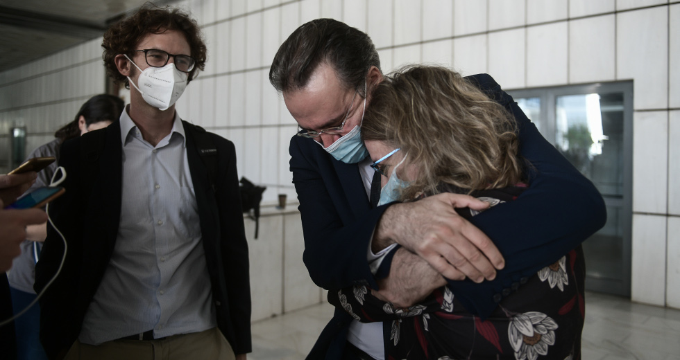 «Ο Παύλος ζει»: Συγκινητικές στιγμές έξω από το Εφετείο με τη Μάγδα Φύσσα