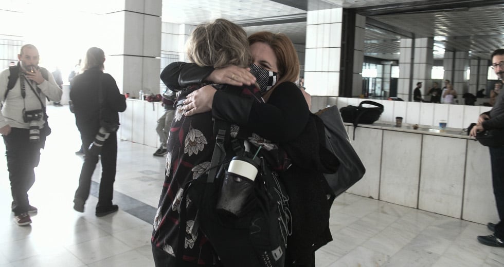 «Ο Παύλος ζει»: Συγκινητικές στιγμές έξω από το Εφετείο με τη Μάγδα Φύσσα
