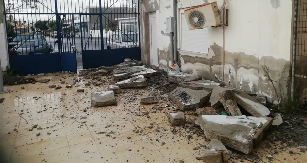 Ηράκλειο: Κατέρρευσε η είσοδος του δημοτικού σταδίου Ν. Αλικαρνασσού