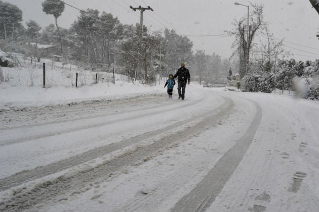 Σε κλοιό χιονιά παραμένει η χώρα