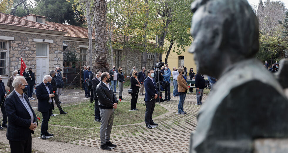 Με σθένος, γαρίφαλα και αποστάσεις
