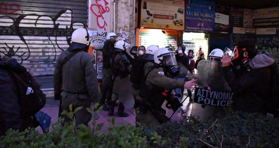 Καταγγελία της Ένωσης Φωτορεπόρτερ για το όργιο βίας κατά δημοσιογράφων