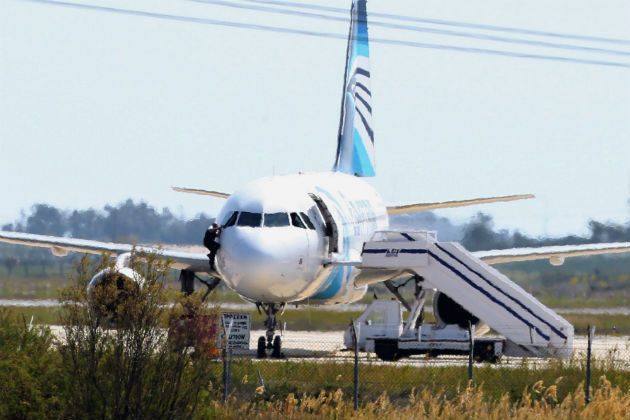 Εντοπίστηκαν συντρίμμια του Airbus, αναζητούν τα μαύρα κουτιά