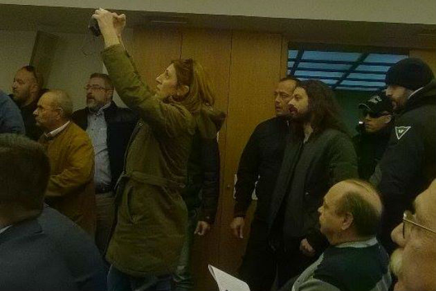 Εισβολή Χρυσαυγιτών σε εκδήλωση στην ΕΣΗΕΑ [ΒΙΝΤΕΟ]