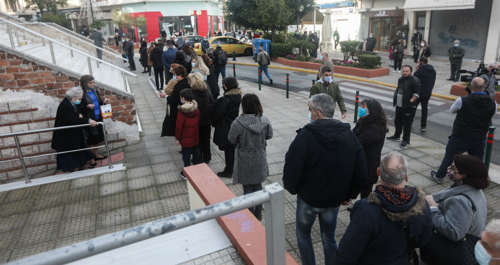 Θεοφάνεια με κόσμο, «απαγορευμένους» αγιασμούς και πρόστιμα