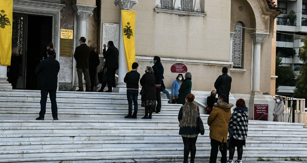Θεοφάνεια με κόσμο, «απαγορευμένους» αγιασμούς και πρόστιμα