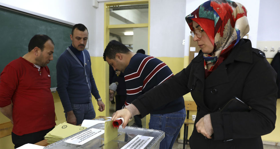 Σκληρή μάχη για τους δύο μεγάλους δήμους της Τουρκίας