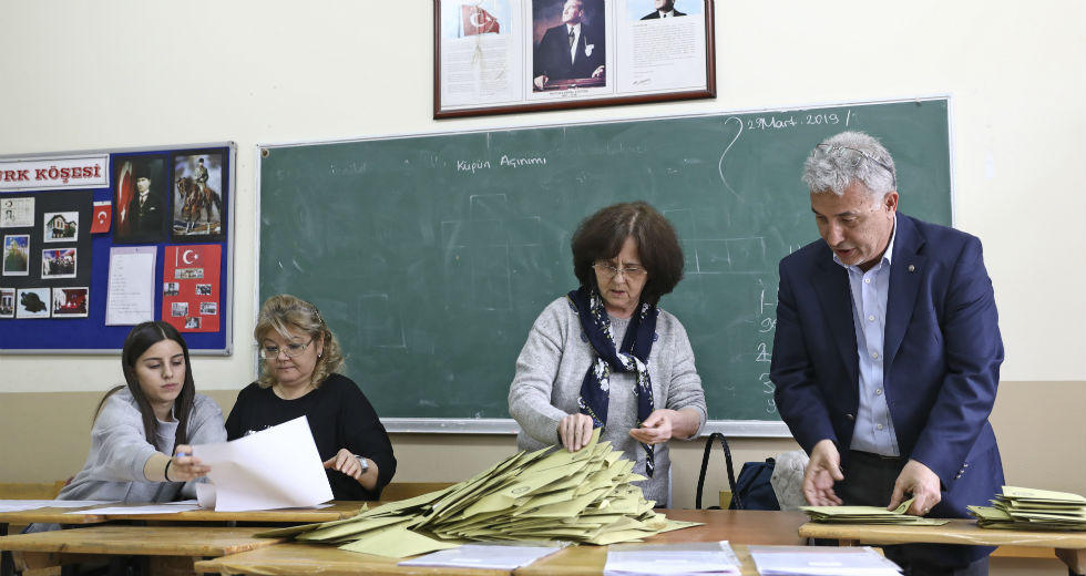 Πρωτιά με σημαντικές απώλειες για τον Ερντογάν