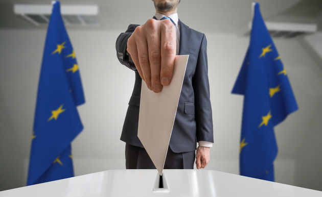 Στρίβειν διά των αποδήμων