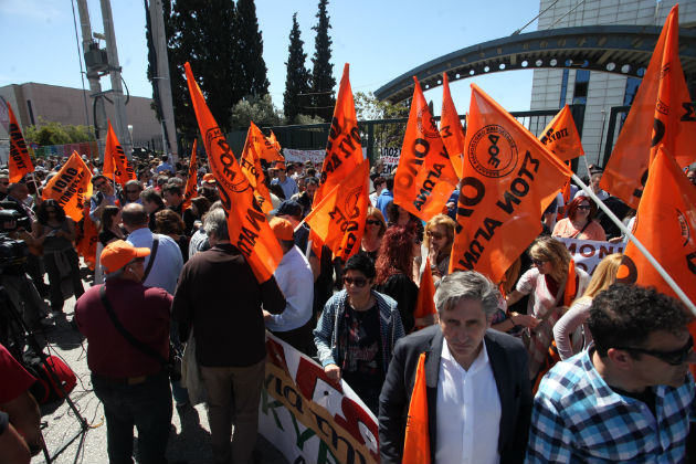 Στους δρόμους χιλιάδες εκπαιδευτικοί κατά των περικοπών