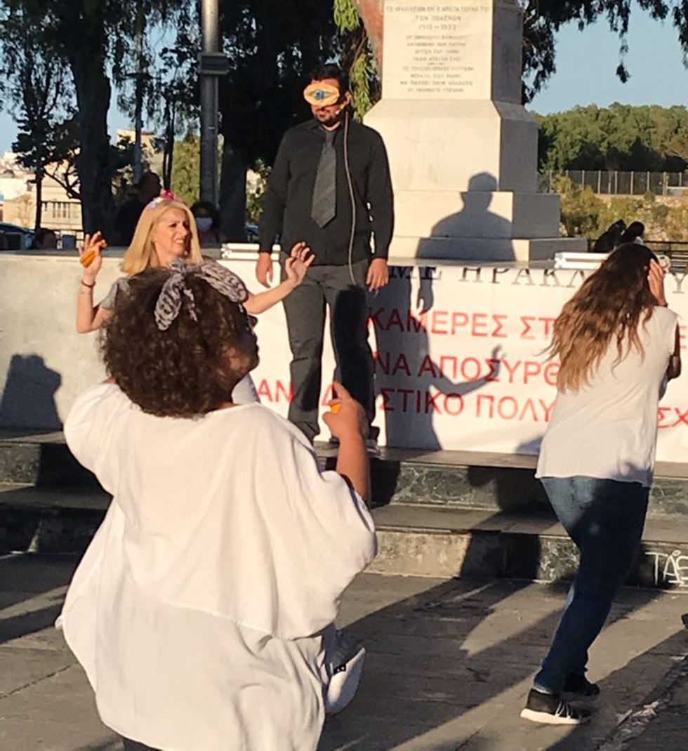 Με θεατρικό δρώμενο διαμαρτυρήθηκαν οι δάσκαλοι στο Ηράκλειο