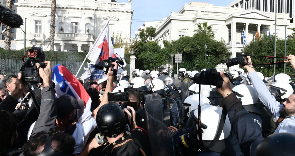 Τώρα χτυπούν και τους δασκάλους!