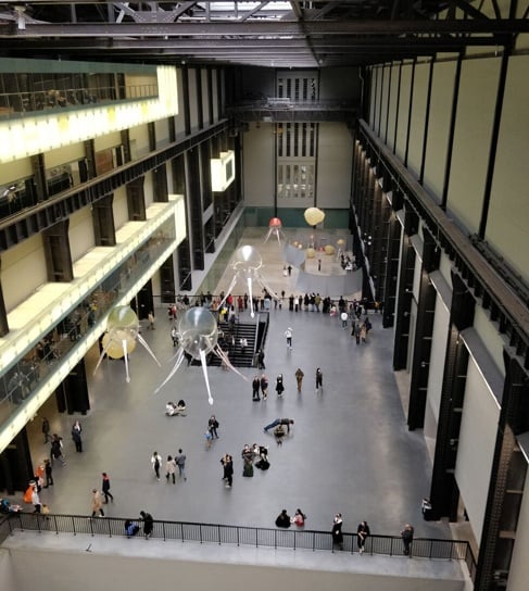 Μέδουσες επιπλέουν στην οροφή τής Tate