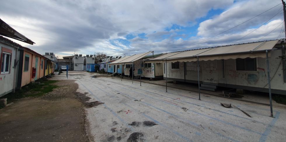 Μεγαλοστομίες και υποσχέσεις εν μέσω διαμαρτυριών στην τελετή παράδοσης της δομής του Ελαίωνα