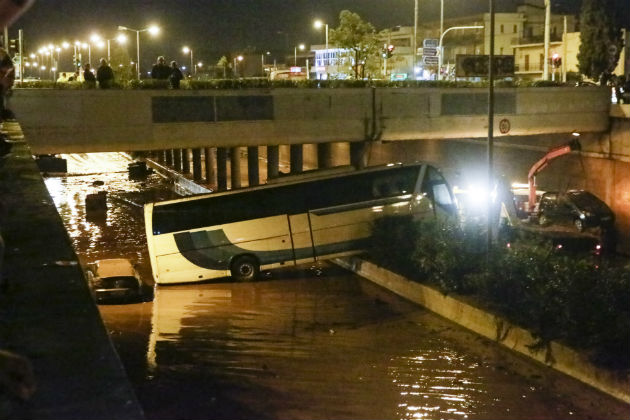 Έξι αγνοούμενοι και δεκαπέντε νεκροί με την πρώτη βροχή