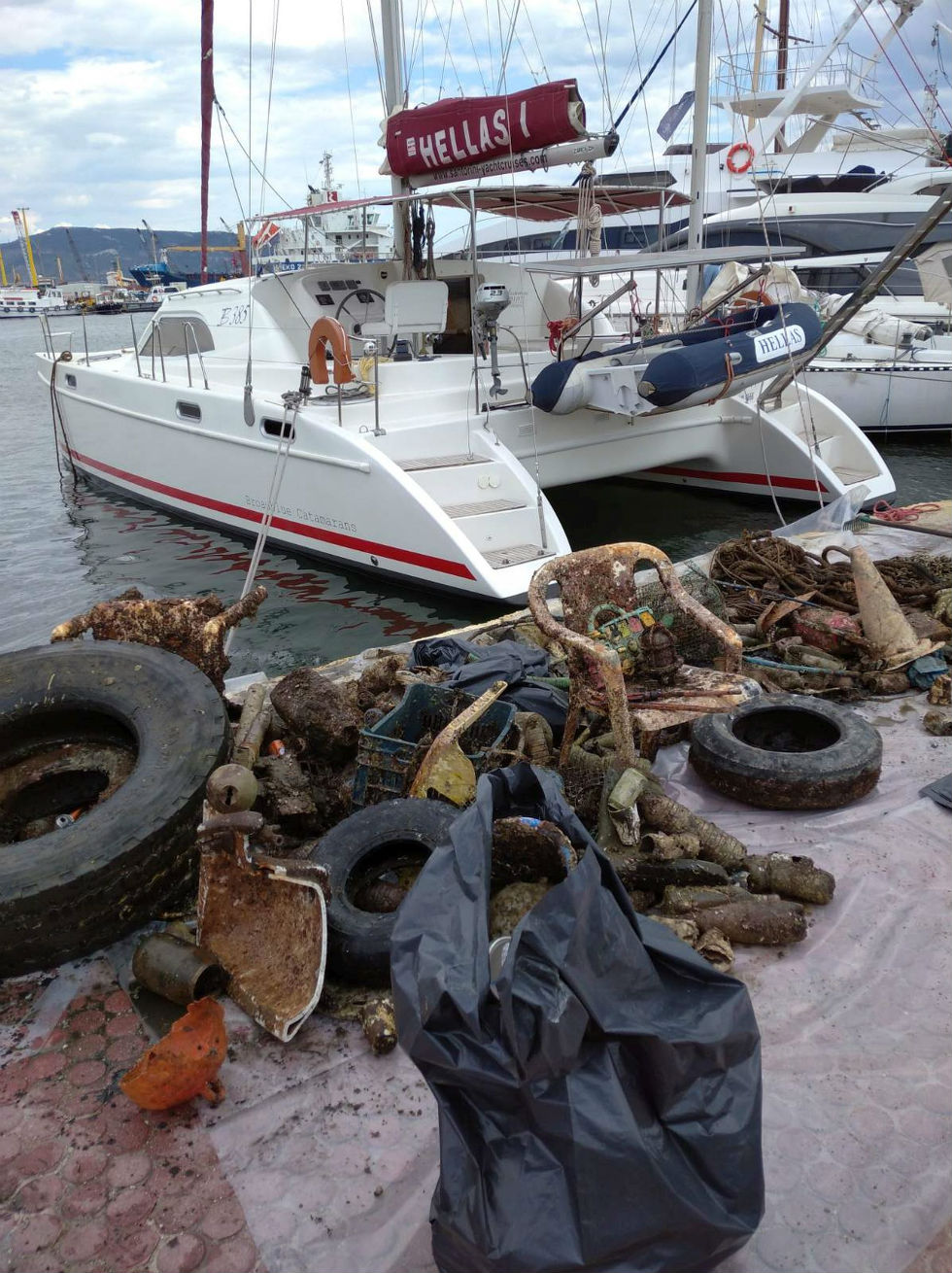 «Ψάρεψαν» 500 κιλά σκουπίδια από τις ακτές και το λιμάνι της Ελευσίνας