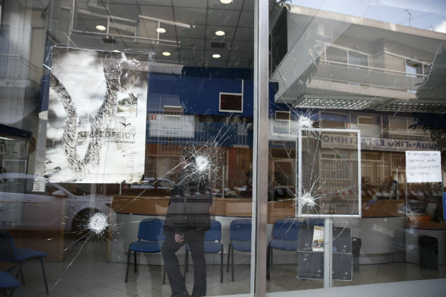 Επίθεση με βαριοπούλες σε γραφεία των ΕΛΤΑ και του ΣΥΡΙΖΑ