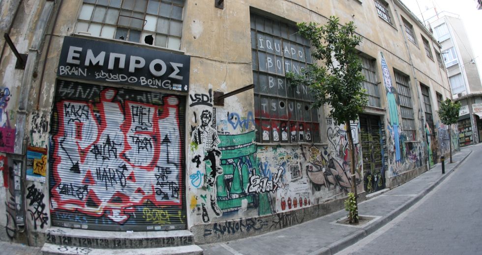 Εκκένωση του θεάτρου «Εμπρός» από την ΕΛ.ΑΣ.
