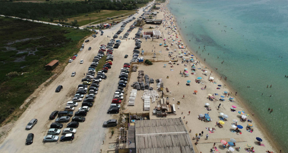 Βουτιές στη θάλασσα και ηλιοθεραπεία με τον πρώτο καύσωνα της χρονιάς