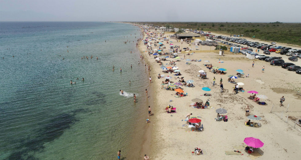 Βουτιές στη θάλασσα και ηλιοθεραπεία με τον πρώτο καύσωνα της χρονιάς