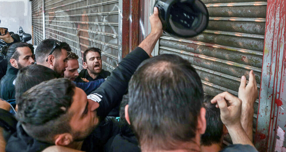 Απόγνωση και δακρυγόνα έξω από τις κλειστές πόρτες του υπουργείου