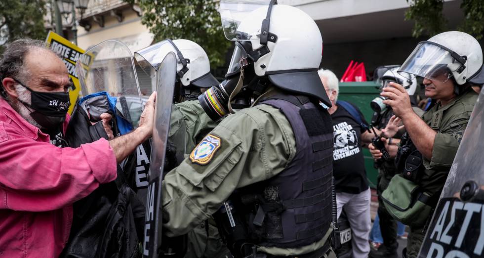 Ένταση στο αντιφασιστικό συλλαλητήριο στην Ομόνοια